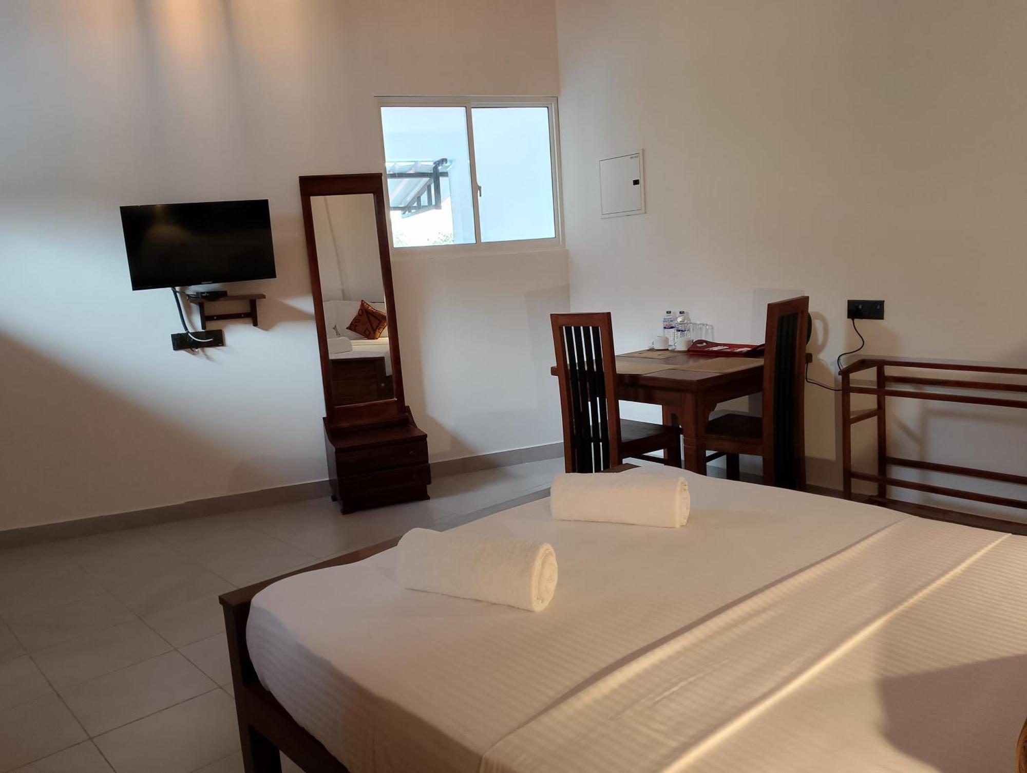 Malindu Yala Gate Hotel Tissamaharama Buitenkant foto