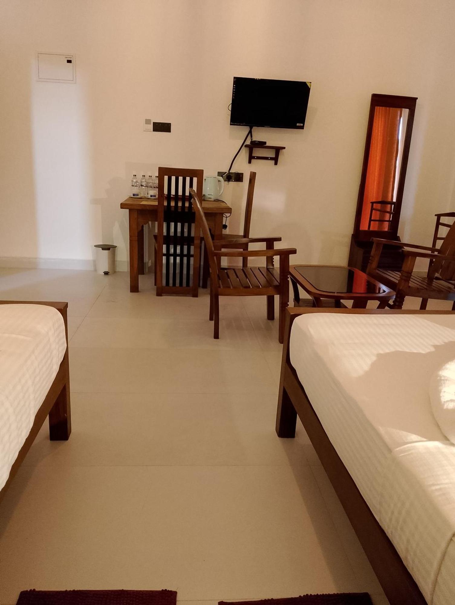 Malindu Yala Gate Hotel Tissamaharama Buitenkant foto