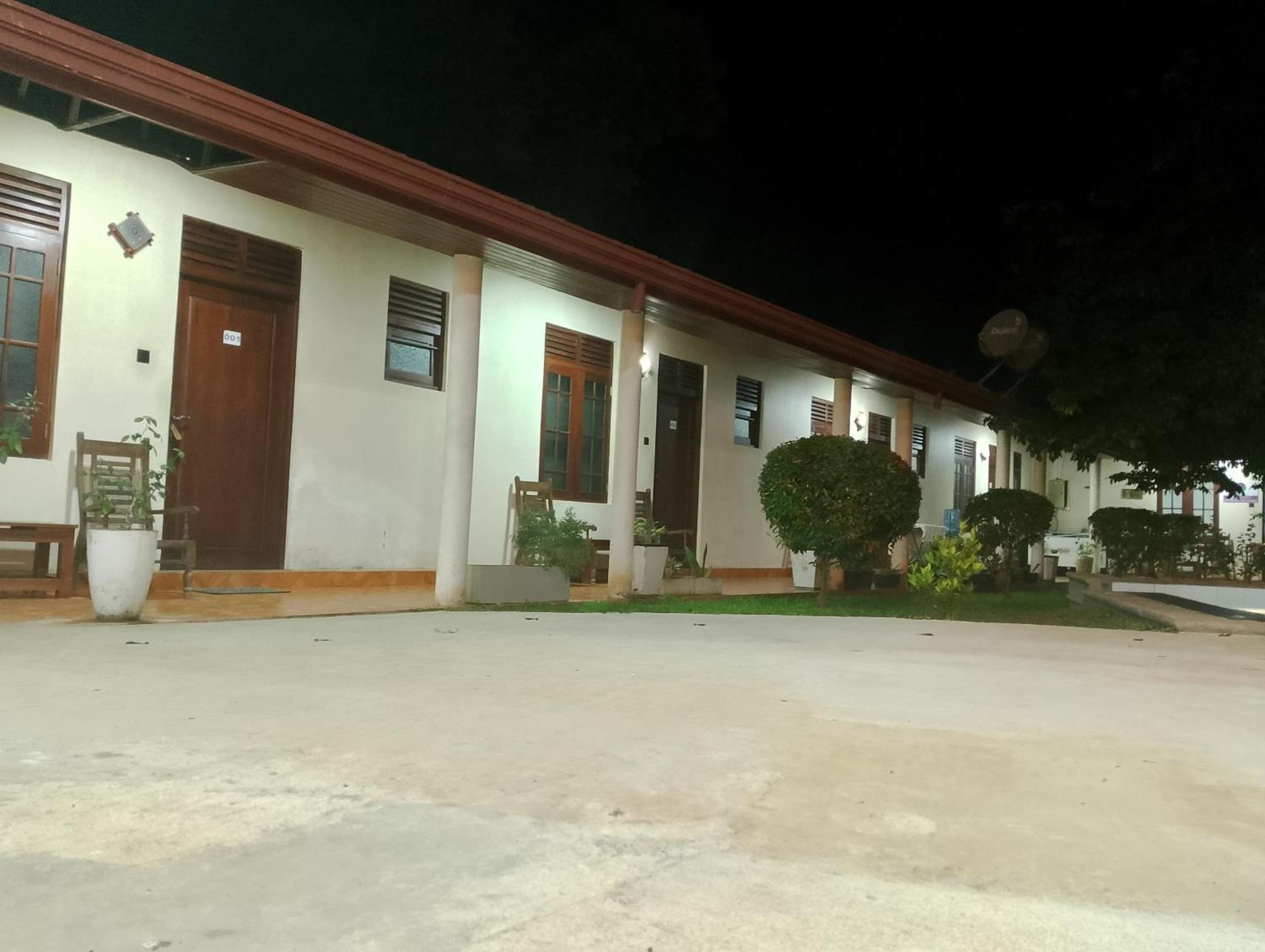Malindu Yala Gate Hotel Tissamaharama Buitenkant foto