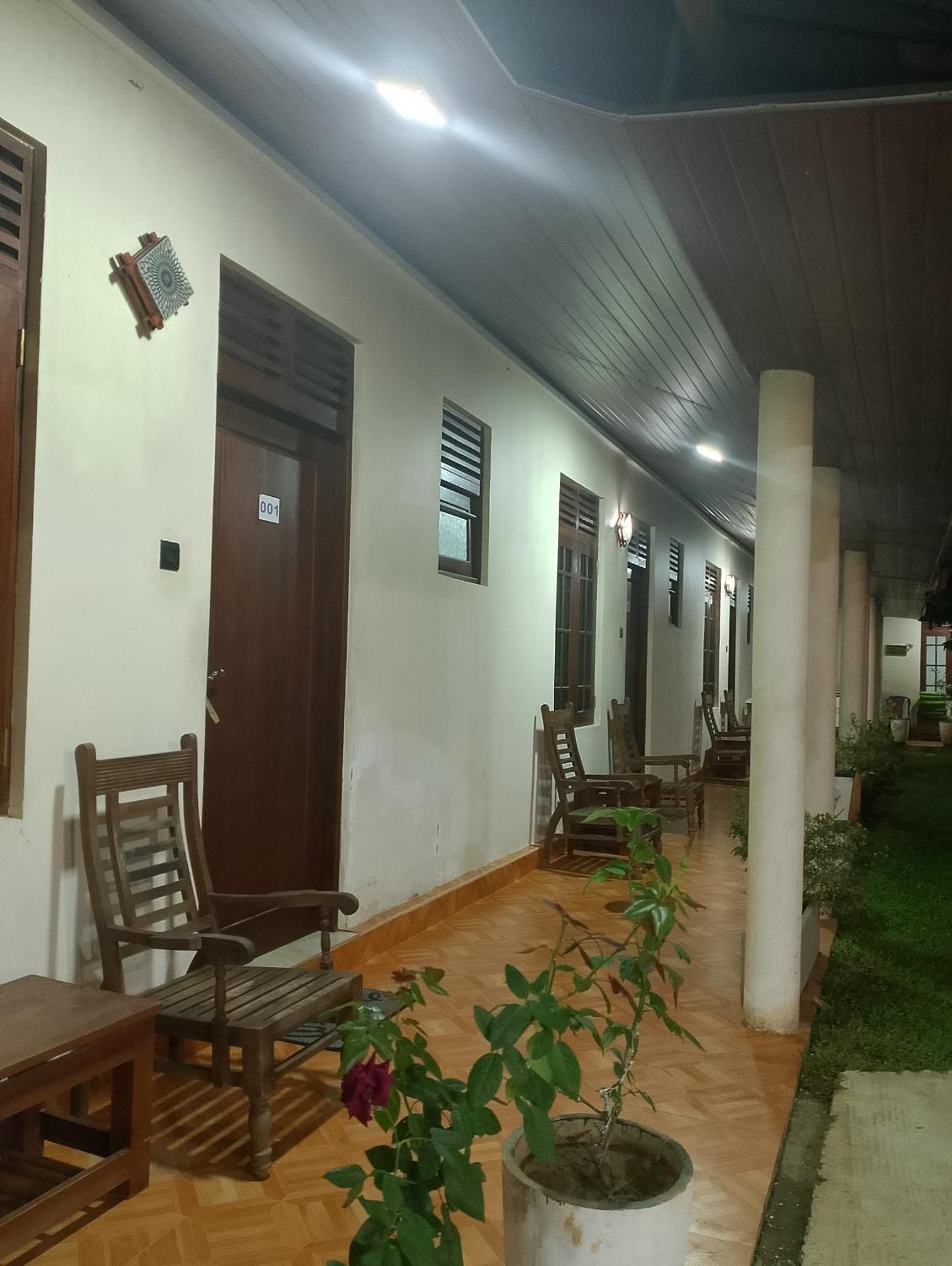 Malindu Yala Gate Hotel Tissamaharama Buitenkant foto