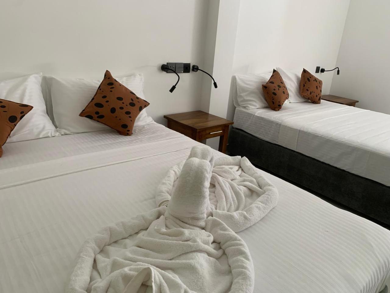 Malindu Yala Gate Hotel Tissamaharama Buitenkant foto